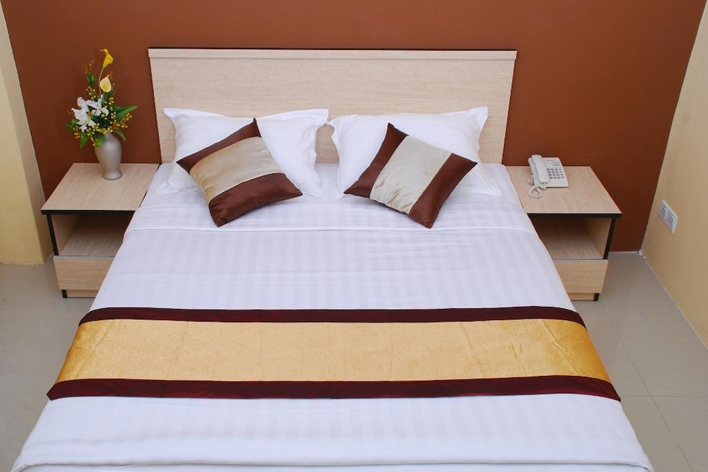 Hotel 72 양곤 객실 사진